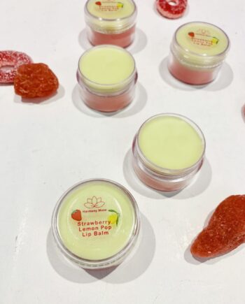 Θρεπτικό και πολύ γευστικό lip balm. Strawberry Lemon Pop Lip Balm – Harmony Muse