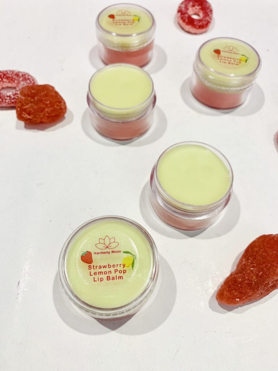 Θρεπτικό και πολύ γευστικό lip balm. Strawberry Lemon Pop Lip Balm – Harmony Muse