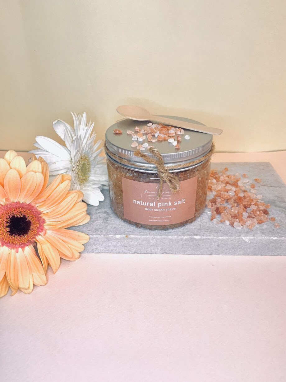 Φυτικό scrub σώματος με ροζ αλάτι Ιμαλάιων, καστανή ζάχαρη και άρωμα αμυγδάλου – πορτοκαλιού. Natural Pink Salt Body Scrub – Harmony Muse