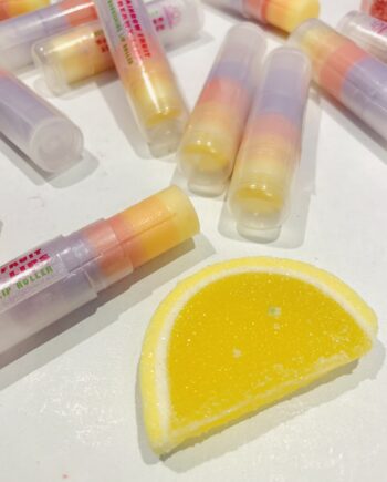 Θρεπτικό και πολύ γευστικό lip roller, για χείλη χωρίς σκασίματα. Rainbow Fruit Dreamy Lips – Harmony Muse